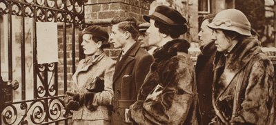 Mujeres leyendo ansiosamente los boletines de la última enfermedad del Rey Jorge, 1935 de English Photographer